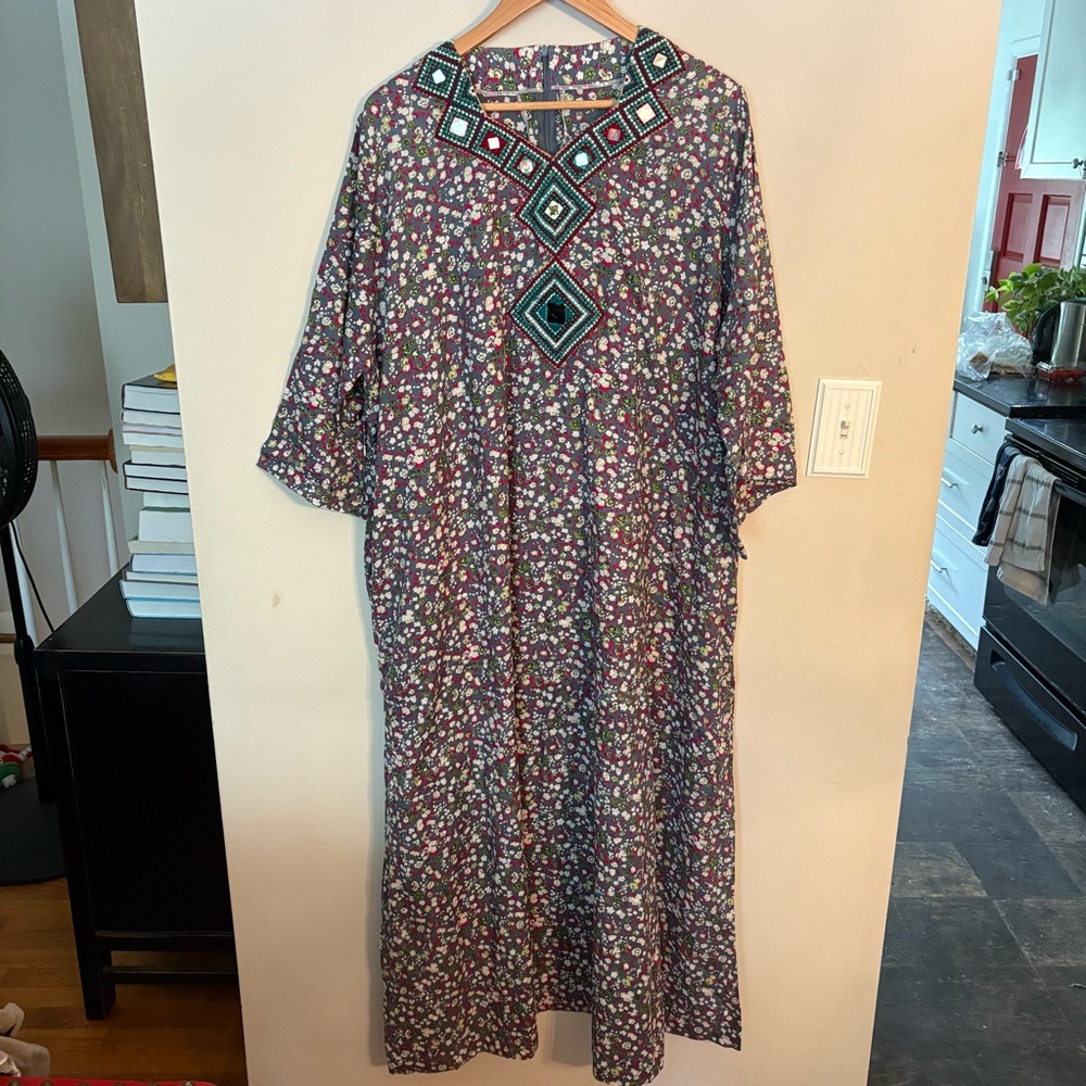 Beautiful Kuwaiti Red/Green Floral Dress, Sz 2X